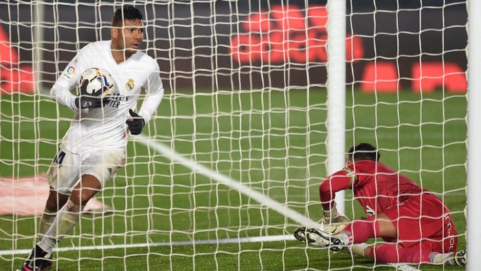 MADRID, SPAIN - NOVEMBER 28: Casemiro of Real Madrid celebrates after scoring their teams first goal during the La Liga Santander match between Real Madrid and Deportivo Alaves at Estadio Santiago Bernabeu on November 28, 2020 in Madrid, Spain. Football Stadiums around Europe remain empty due to the Coronavirus Pandemic as Government social distancing laws prohibit fans inside venues resulting in fixtures being played behind closed doors. (Photo by Denis Doyle/Getty Images)