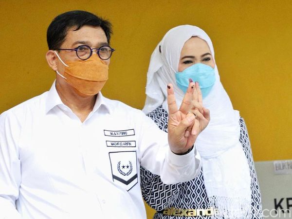 Momen Machfud Arifin dan Eri Cahyadi Nyoblos di Pilwali Surabaya