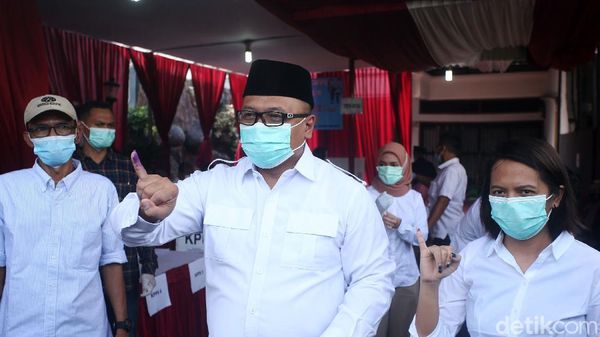 Cawalkot Depok Pradi Nyoblos Bareng Keluarga di TPS 15