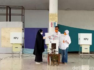 Bareng Istri-Anak, Cawalkot Makassar Danny Pomanto Nyoblos di TPS