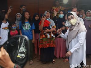 Usai Nyoblos, Cawalkot Tangsel Azizah Sapa Warga Minta Dukungan Usai Nyoblos, Cawalkot Tangsel Azizah Sapa Warga Minta Dukungan