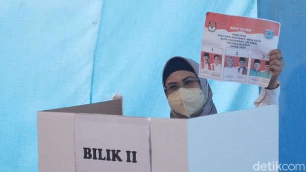 Cawalkot Tangerang Selatan (Tangsel) Siti Nur Azizah Ma'ruf mencoblos di TPS 8 Pondok Pucung, Kecamatan Pondok Aren, Tangsel. Usai mencoblos, Siti Nur Azizah menyapa warga.