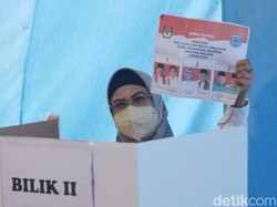 Nyoblos Bareng Keluarga, Cawalkot Tangsel Azizah Optimistis Menang