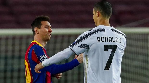 Barcelona's Lionel Messi, left, shakes has with Juventus' Cristiano Ronaldo prior of the start of the Champions League group G soccer match between FC Barcelona and Juventus at the Camp Nou stadium in Barcelona, Spain, Tuesday, Dec. 8, 2020. (AP Photo/Joan Monfort)