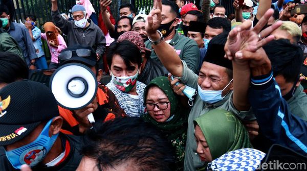 Dadang Supriatna Disambut Ratusan Warga Desa Tegalluar