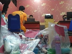 Jual Produk Kedaluwarsa, Pemilik Toko di Garut Dapat Barang dari Malaysia