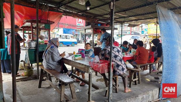 Sejumlah warga Kelurahan Ciputat, Kecamatan Ciputat, Kota Tangerang Selatan mengabaikan protokol kesehatan usai menunaikan hak pilihnya di Tempat Pemungutan Suara (TPS) 034, tempat mereka memilih.