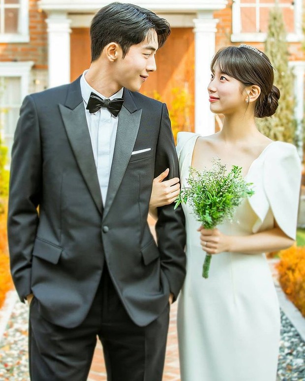 Drama Start Up pernikahan Seo Dal Mi dengan gaun putih lengan unik/instagram.com/tvnstartup/