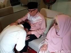 Sebelum Nyoblos, Eri Cahyadi Sungkem ke Orang Tua Minta Doa Restu