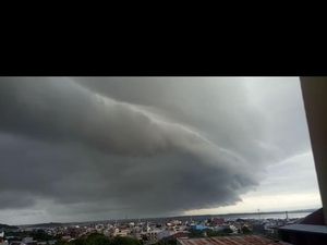 Fenomena Awan Tsunami Hebohkan Warga Parepare Sulsel Fenomena Awan Tsunami Hebohkan Warga Parepare Sulsel