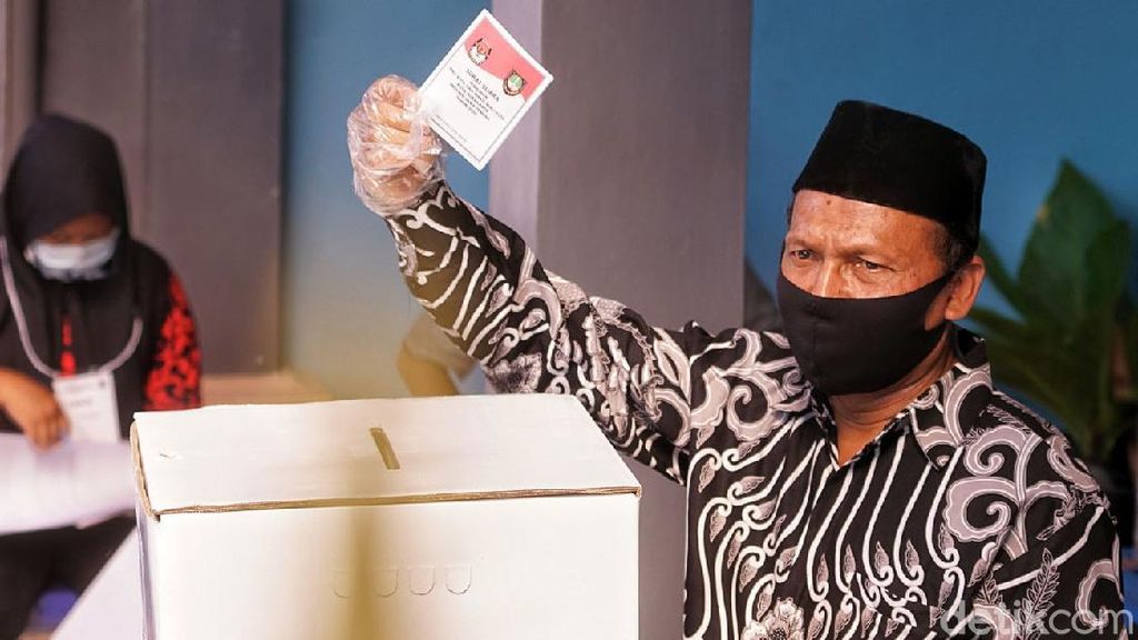 Dikawal Tikus Pithi Hanata Baris, FX Supardjo Nyoblos di TPS 28 Dikawal Tikus Pithi Hanata Baris, FX Supardjo Nyoblos di TPS 28