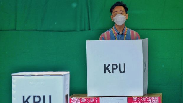 Calon wali kota Pilkada Solo Gibran Rakabuming menyalurkan hak suaranya di TPS nomor 22, Banjarsari.