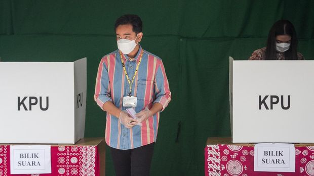 Calon Wali Kota Solo nomer urut satu Gibran Rakabuming Raka (kiri) dan istri Selvi Ananda (kanan) menggunakan hak pilihnya pada Pilkada serentak 2020 di TPS 22, Manahan, Solo, Jawa Tengah, Rabu (9/12/2020). Pemilihan Wali Kota Solo pada Pilkada serentak 2020, PDI Perjuangan mengusung Gibran Rakabuming Raka berpasangan dengan Teguh Prakosa yang bersaing dengan pasangan Bagyo Wahyono dan FX. Suparjo (Bajo) yang maju melalui jalur non partai (independen). ANTARA FOTO/Mohammad Ayudha/wsj.
