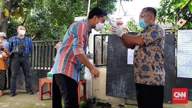 Gibran Rakabuming Raka bersama istrinya menggunakan hak suaranya di TPS 22 Manahan, Banjarsari, Solo. Didampingi sang istri, Gibran tiba di TPS sekitar 08.30 WIB, Rabu (9/12).