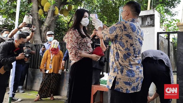 Gibran Rakabuming Raka bersama istrinya menggunakan hak suaranya di TPS 22 Manahan, Banjarsari, Solo. Didampingi sang istri, Gibran tiba di TPS sekitar 08.30 WIB, Rabu (9/12).