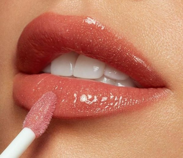 glossy lips/Foto: Pinterest/themintmaisy kilas balik tren makeup 2020