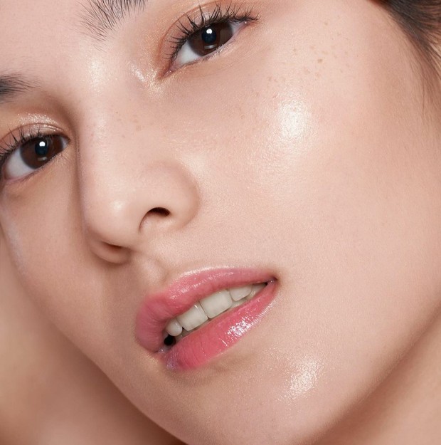 Glow skin look/Foto: Instagram/ryanogilvy kilas balik tren makeup 2020