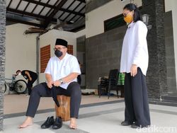 Cabup Dhito Nyoblos Pakai Sepatu Almarhum Taufiq Kiemas