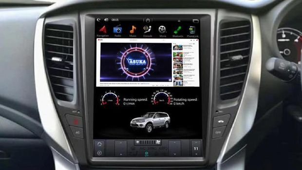 Produk aftermarket head unit layar sentuh besar 12,1 inci mirip Tesla untuk Toyota Fortuner.