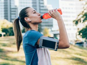 Cara Rehidrasi setelah Berolahraga Berat, Ahli Sarankan Minum Air Garam