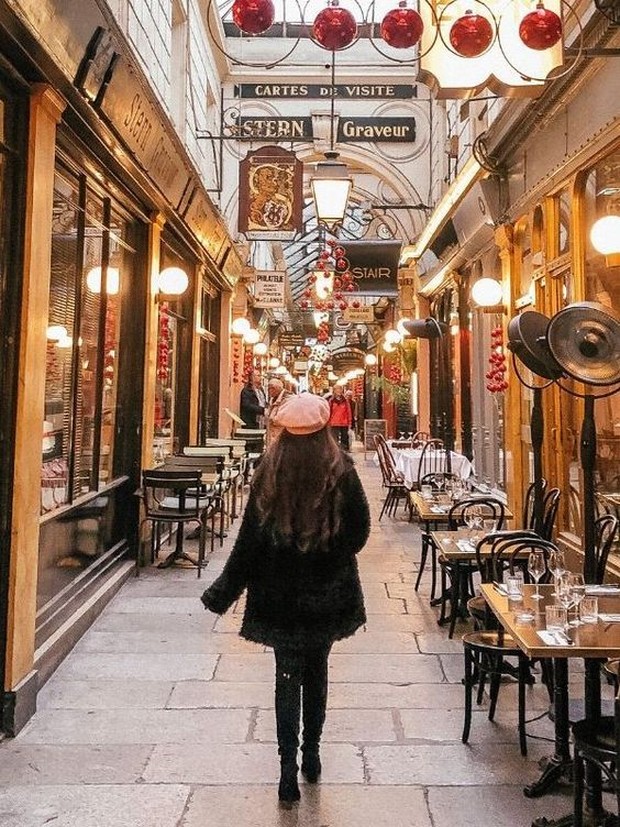 Sambil menikmati suasana dan daerah baru lalu mendokumentasi spot menarik.