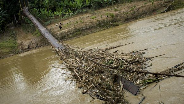 Jembatan Gantung di Lebak Putus Diterjang Banjir