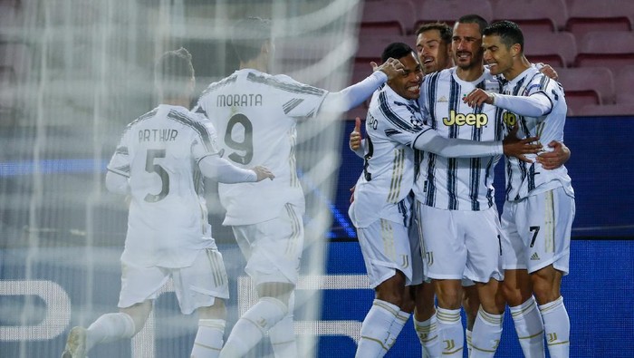 Juventus Cristiano Ronaldo celebrates with teammates after socoring a penalty kick during the Champions League group G soccer match between FC Barcelona and Juventus at the Camp Nou stadium in Barcelona, Spain, Tuesday, Dec. 8, 2020. (AP Photo/Joan Monfort)