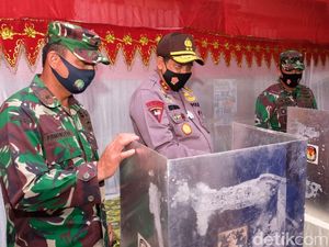 Tinjau TPS, Kapolda Kalsel Ingatkan Protokol Kesehatan di Pencoblosan Tinjau TPS, Kapolda Kalsel Ingatkan Protokol Kesehatan di Pencoblosan