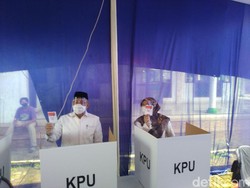 Calon Wali Kota Depok M Idris Nyoblos di TPS 14 Bareng Istri