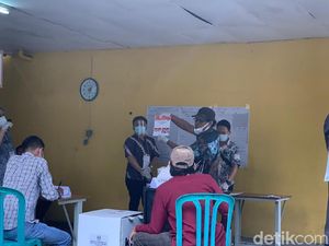 Di TPS Sendiri, Machfud-Mujiaman Kalah dari Eri-Armuji Di TPS Sendiri, Machfud-Mujiaman Kalah dari Eri-Armuji