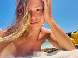 Nekat Banget, Model Playboy Ini Foto Bugil Bareng Hiu