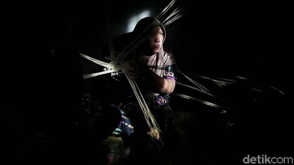 Memanfaatkan Limbah Pohon Sawit untuk Kerajinan