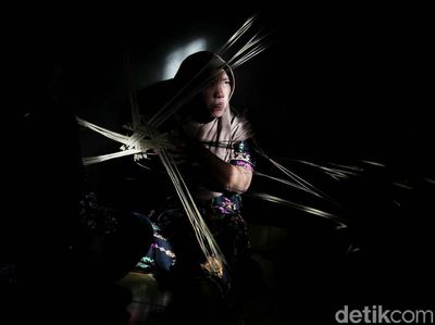 Memanfaatkan Limbah Pohon Sawit untuk Kerajinan