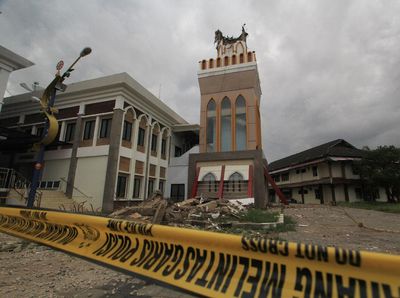 Potret Menara Masjid Islamic Center Roboh