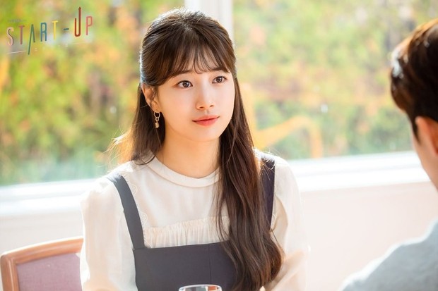 Midi Dress ala Bae Suzy/Sumber:instagram.com/tvndrama.official Midi Dress ala Bae Suzy/Sumber:instagram.com/tvndrama.official