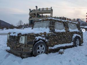 Isengnya Kelewatan, Petani China Bikin Mobil dari Batu