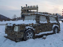 Isengnya Kelewatan, Petani China Bikin Mobil dari Batu