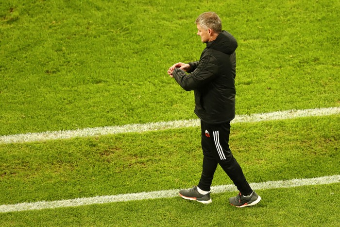 Manchester Uniteds manager Ole Gunnar Solskjaer looks at his watch during the Champions League group H soccer match between RB Leipzig and Manchester United at the RB Arena in Leipzig, Germany, Tuesday, Dec. 8, 2020. (AP Photo/Matthias Schrader)