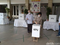 Pakai Masker dan Face Shield, Sri Mulyani Nyoblos Pilkada Tangsel