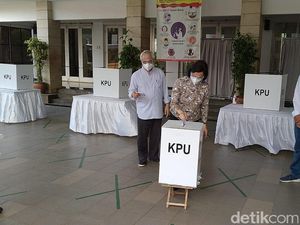 Pakai Masker dan Face Shield, Sri Mulyani Nyoblos Pilkada Tangsel Pakai Masker dan Face Shield, Sri Mulyani Nyoblos Pilkada Tangsel