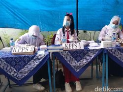 Unik! Panitia TPS di Blora Ini Pakai Seragam SD
