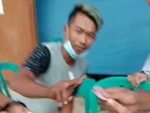 Beredar Video Pemuda Bagi-bagi Uang Depan TPS di Tuban Beredar Video Pemuda Bagi-bagi Uang Depan TPS di Tuban