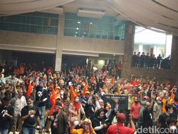 Menang QC Pilwalkot Makassar, Pendukung Ramai Datangi Rumah Danny Pomanto