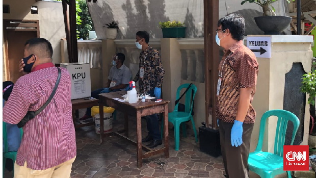 Petugas TPS 42, Kelurahan Harjamukti, Kecamatan Cimanggis, Depok, Jabar tak menggunakan alat pelindung diri (APD) pelindung wajah atau face shield.