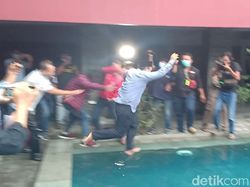 Menang Lawan Kotak Kosong, Cabup Ngawi Diceburkan ke Kolam Renang