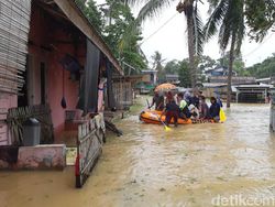 Upaya Ekstra Warga Serang Nyoblos Saat Banjir Belum Surut