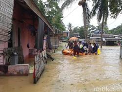 Pilkada Serang, Warga di Lokasi Banjir Naik Perahu Karet ke TPS