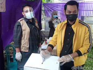 Pilkada Tuban: Dua Cabup Nyoblos, yang Satu Lagi Tak Ber-KTP Bumi Wali Pilkada Tuban: Dua Cabup Nyoblos, yang Satu Lagi Tak Ber-KTP Bumi Wali