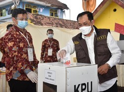 Usai Sidak Pilkada di Lapas, Pj Bupati Sidoarjo Nyoblos di TPS 19