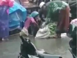 Haru! Pria Ini Borong Sayuran yang Dijual Seorang Nenek di Tengah Hujan